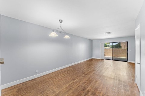 Townhouse in Royal Palm Beach, Florida 3 bedrooms, 111.48 sq.m. № 2378907 - photo 10