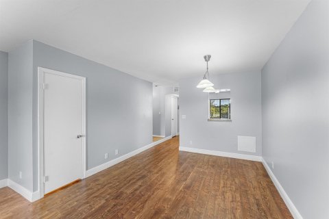 Townhouse in Royal Palm Beach, Florida 3 bedrooms, 111.48 sq.m. № 2378907 - photo 8