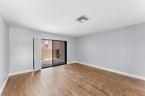 Townhouse in Royal Palm Beach, Florida 3 bedrooms, 111.48 sq.m. № 2378907 - photo 9