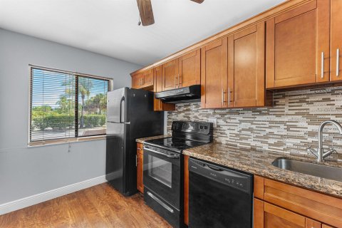 Townhouse in Royal Palm Beach, Florida 3 bedrooms, 111.48 sq.m. № 2378907 - photo 16
