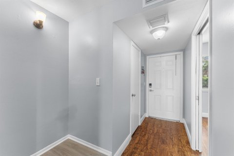 Townhouse in Royal Palm Beach, Florida 3 bedrooms, 111.48 sq.m. № 2378907 - photo 4