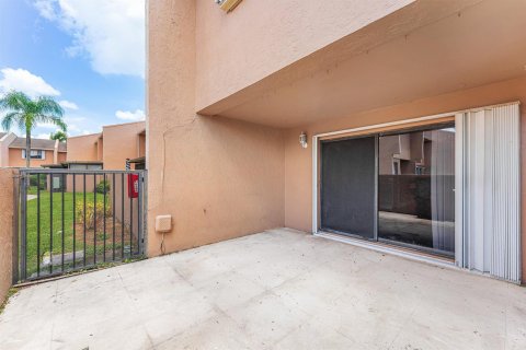 Townhouse in Royal Palm Beach, Florida 3 bedrooms, 111.48 sq.m. № 2378907 - photo 27