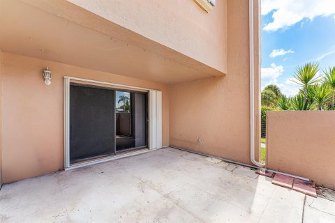 Townhouse in Royal Palm Beach, Florida 3 bedrooms, 111.48 sq.m. № 2378907 - photo 28