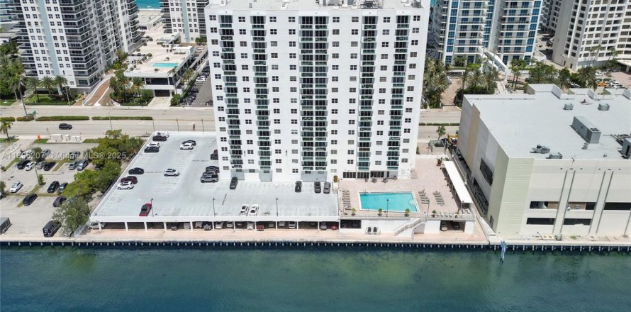 Condominio en Hollywood, Florida, 1 dormitorio  № 1948275