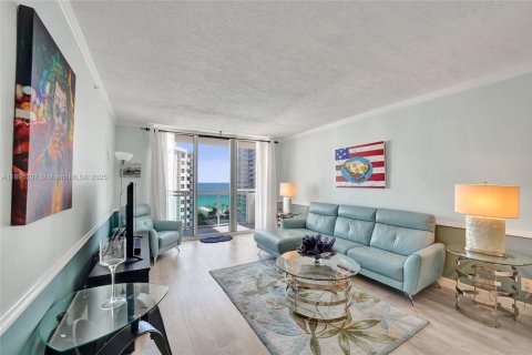Condominio en venta en Hollywood, Florida, 1 dormitorio, 94.85 m2 № 1948275 - foto 11