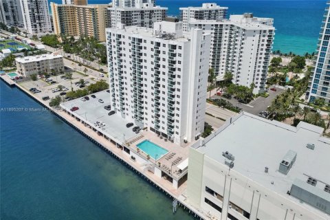 Condominio en venta en Hollywood, Florida, 1 dormitorio, 94.85 m2 № 1948275 - foto 2