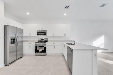 Снять в аренду таунхаус в Хомстед, Флорида 4 спальни, № 1946645 - фото 5