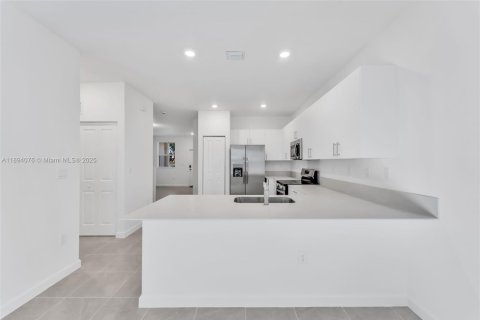 Снять в аренду таунхаус в Хомстед, Флорида 4 спальни, № 1946645 - фото 6