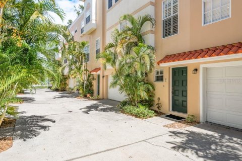 Adosado en venta en Tampa, Florida, 2 dormitorios, 135.82 m2 № 1847090 - foto 1