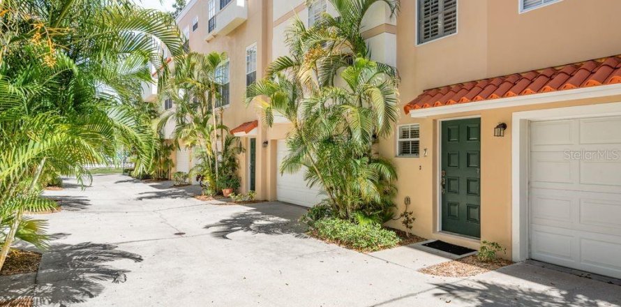Adosado en Tampa, Florida 2 dormitorios, 135.82 m2 № 1847090