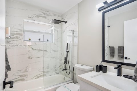 Villa ou maison à louer à Miami, Floride: 5 chambres, 161.65 m2 № 2000573 - photo 9