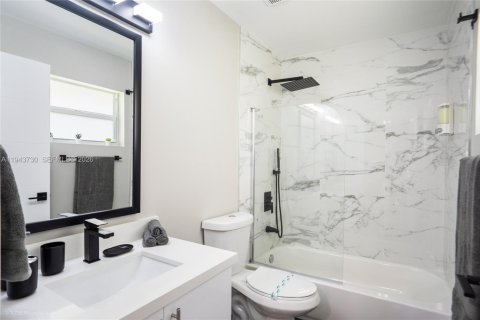 Villa ou maison à louer à Miami, Floride: 5 chambres, 161.65 m2 № 2000573 - photo 16