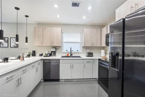 Villa ou maison à louer à Miami, Floride: 5 chambres, 161.65 m2 № 2000573 - photo 3