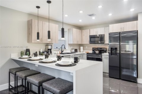 Villa ou maison à louer à Miami, Floride: 5 chambres, 161.65 m2 № 2000573 - photo 2