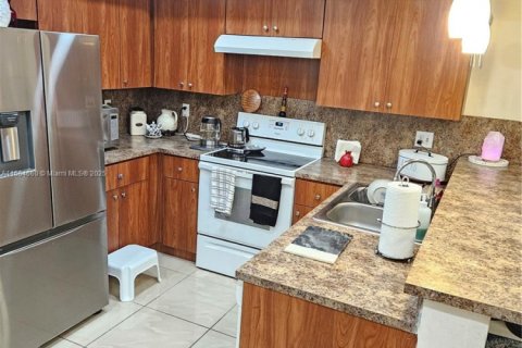 Townhouse in North Lauderdale, Florida 3 bedrooms, 124.12 sq.m. № 1711428 - photo 5