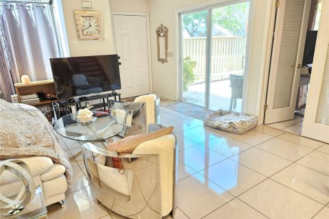 Townhouse in North Lauderdale, Florida 3 bedrooms, 124.12 sq.m. № 1711428 - photo 3