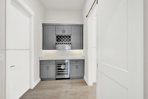 House in Cape Coral, Florida 4 bedrooms, 317.91 sq.m. № 1961803 - photo 11