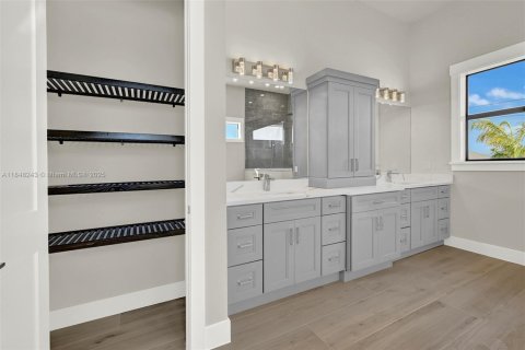 House in Cape Coral, Florida 4 bedrooms, 317.91 sq.m. № 1961803 - photo 19