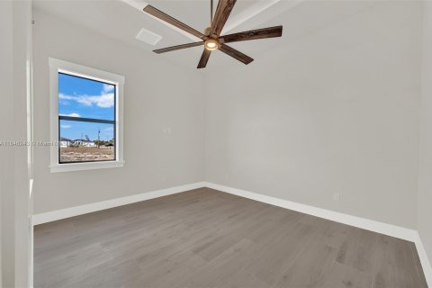 House in Cape Coral, Florida 4 bedrooms, 317.91 sq.m. № 1961803 - photo 23