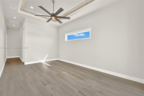 House in Cape Coral, Florida 4 bedrooms, 317.91 sq.m. № 1961803 - photo 15