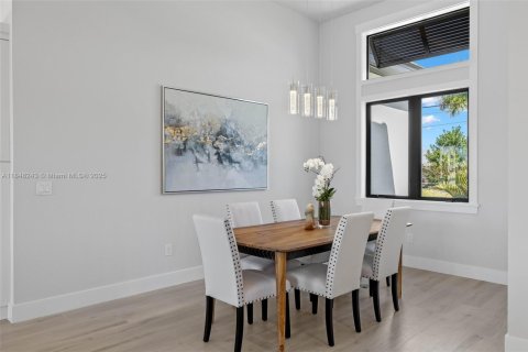 House in Cape Coral, Florida 4 bedrooms, 317.91 sq.m. № 1961803 - photo 9