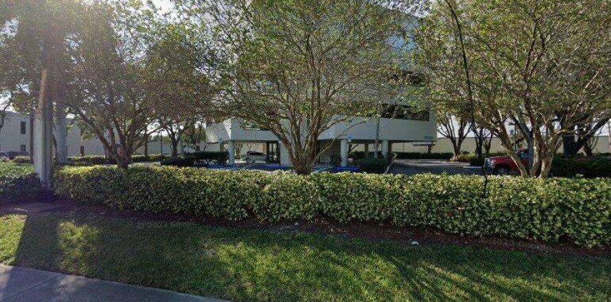 Commercial property in Oakland Park, Florida № 1175253