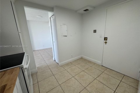 Apartamento en alquiler en North Miami Beach, Florida, 2 dormitorios, 103.31 m2 № 1998500 - foto 2