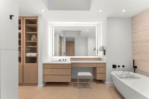 Condominio en venta en Miami Beach, Florida, 3 dormitorios, 367.8 m2 № 1980642 - foto 25