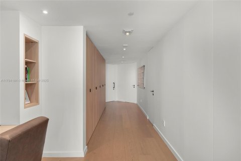 Condominio en venta en Miami Beach, Florida, 3 dormitorios, 367.8 m2 № 1980642 - foto 24