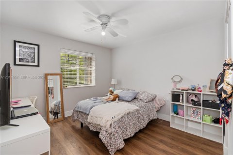 House in Weston, Florida 7 bedrooms, 290.04 sq.m. № 2074879 - photo 23