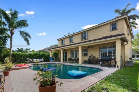 House in Weston, Florida 7 bedrooms, 290.04 sq.m. № 2074879