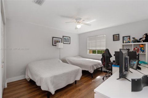 House in Weston, Florida 7 bedrooms, 290.04 sq.m. № 2074879 - photo 22