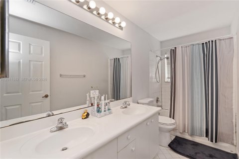 House in Weston, Florida 7 bedrooms, 290.04 sq.m. № 2074879 - photo 21