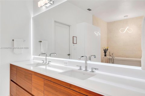 Condo in Miami, Florida, 4 bedrooms  № 2052872 - photo 20