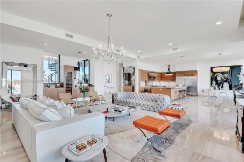 Condo in Miami, Florida, 4 bedrooms  № 2052872 - photo 3