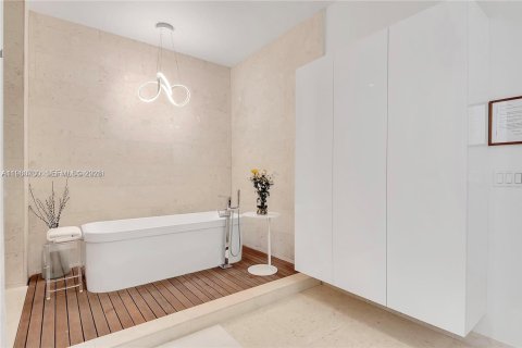 Condo in Miami, Florida, 4 bedrooms  № 2052872 - photo 21