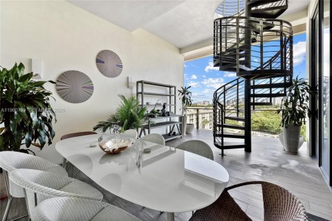 Condo in Miami, Florida, 4 bedrooms  № 2052872 - photo 9
