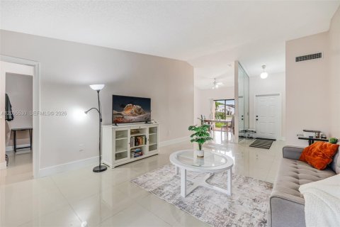 House in Miami, Florida 3 bedrooms, 123.56 sq.m. № 2069504 - photo 7