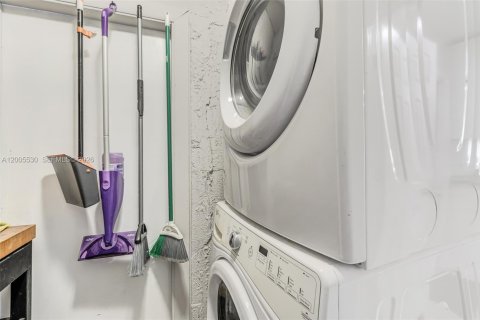 House in Miami, Florida 3 bedrooms, 123.56 sq.m. № 2069504 - photo 17