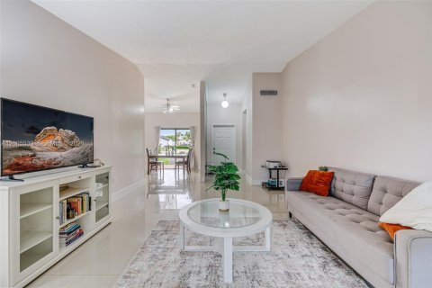 House in Miami, Florida 3 bedrooms, 123.56 sq.m. № 2069504 - photo 9