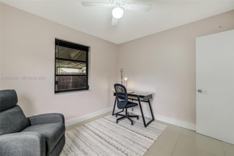 House in Miami, Florida 3 bedrooms, 123.56 sq.m. № 2069504 - photo 29