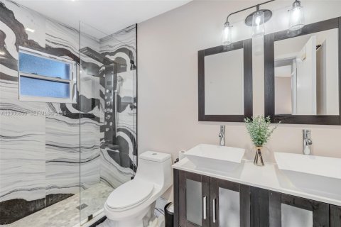 House in Miami, Florida 3 bedrooms, 123.56 sq.m. № 2069504 - photo 23