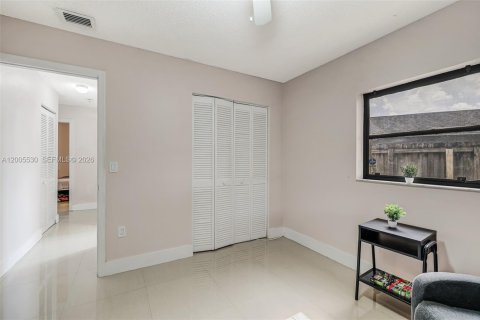 House in Miami, Florida 3 bedrooms, 123.56 sq.m. № 2069504 - photo 30