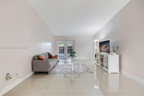 House in Miami, Florida 3 bedrooms, 123.56 sq.m. № 2069504 - photo 4