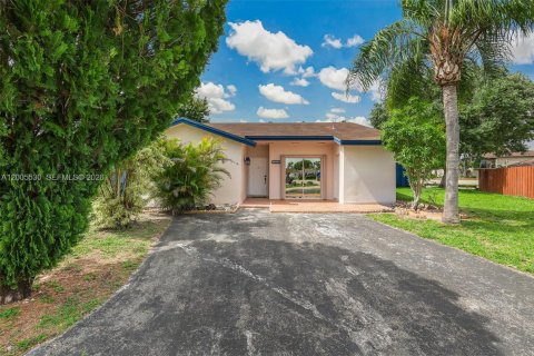 House in Miami, Florida 3 bedrooms, 123.56 sq.m. № 2069504