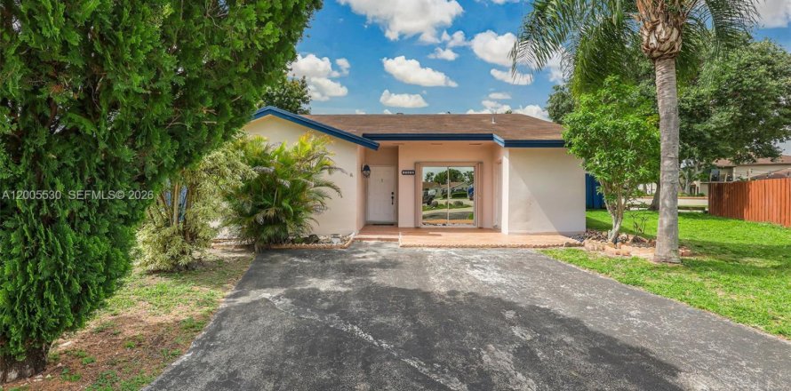 House in Miami, Florida 3 bedrooms, 123.56 sq.m. № 2069504