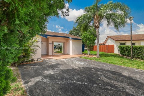 House in Miami, Florida 3 bedrooms, 123.56 sq.m. № 2069504 - photo 3