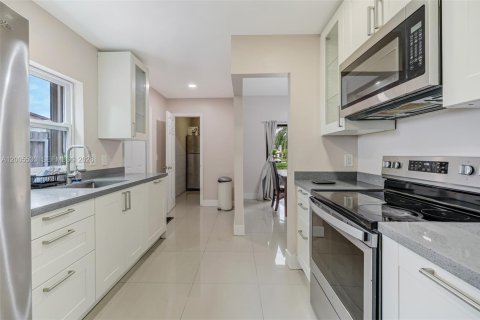 House in Miami, Florida 3 bedrooms, 123.56 sq.m. № 2069504 - photo 16