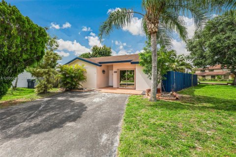 House in Miami, Florida 3 bedrooms, 123.56 sq.m. № 2069504 - photo 2