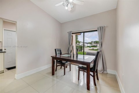 House in Miami, Florida 3 bedrooms, 123.56 sq.m. № 2069504 - photo 10